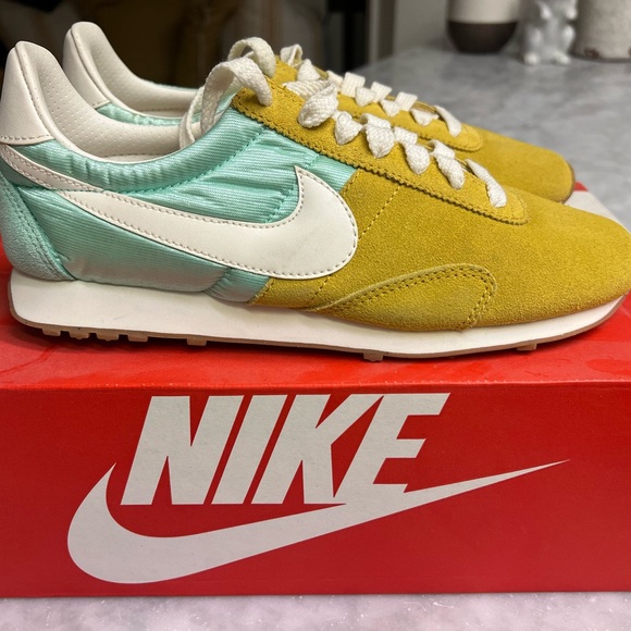 Nike Air Pegasus '83 in Yellow and Mint - Picture 1 of 4